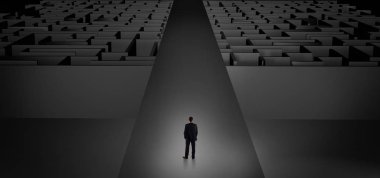 İşadamı düz iki karanlık labirentine üzerinde gidiş