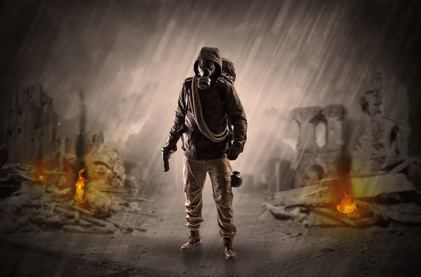 After catastrophe men coming in gas mask and arms — Stock Photo, Image