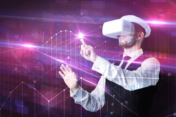 Uomo in piedi con occhiali VR e grafici grafici — Foto Stock