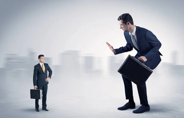 Großunternehmer hat Angst vor kleinen Vollstreckern — Stockfoto