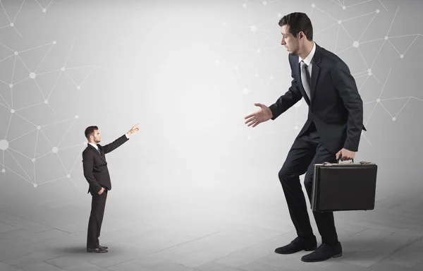 Hombre pequeño apuntando a un hombre grande con concepto de red —  Fotos de Stock