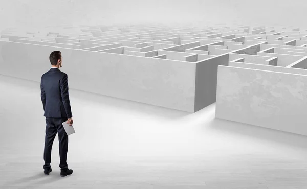 Uomo d'affari che inizia una sfida labirintica — Foto Stock