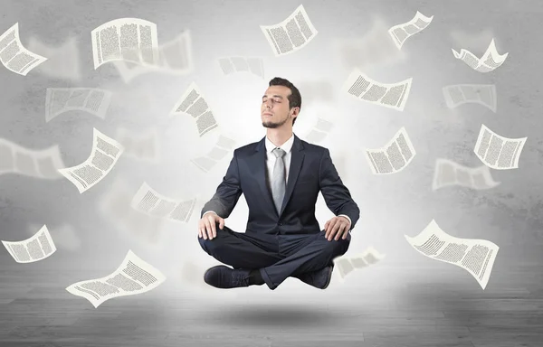 Hombre de negocios meditando con el concepto de papel volador — Foto de Stock