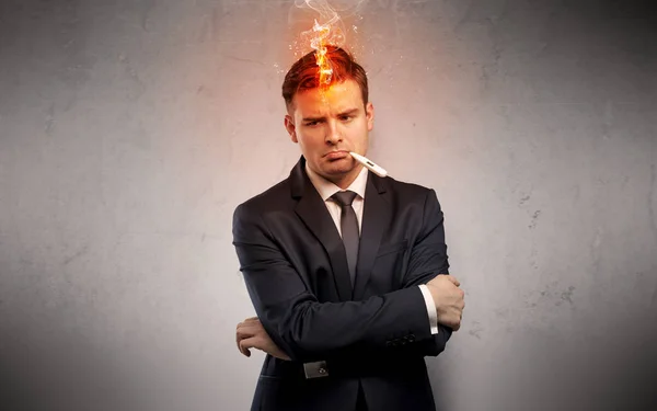 Uomo d'affari malato con concetto di testa in fiamme — Foto Stock