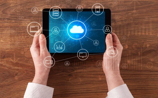 Hand using tablet with centralized cloud computing system concep — Stock Photo, Image