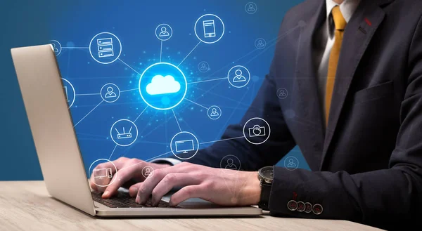 Hand att skriva med cloud technology systemkonceptet — Stockfoto