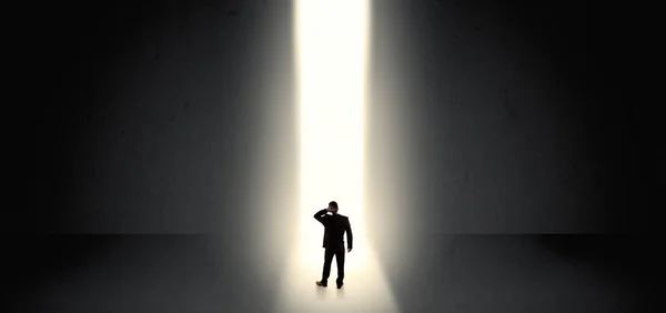 Uomo d'affari vedendo la luce alla fine di qualcosa — Foto Stock