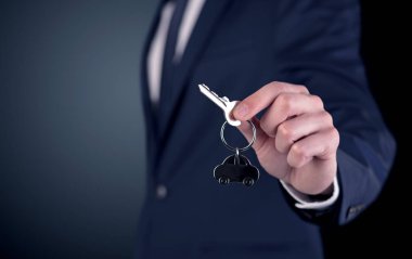 Genç adam el tuşları 