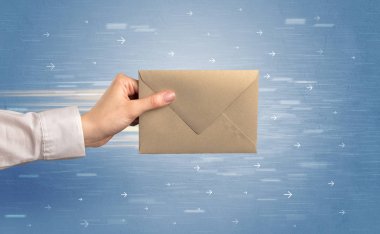 Zarf oklarla tutan el