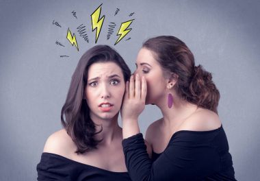 Kız onu kız arkadaşına gizli şeyler söylüyorum