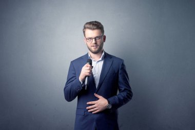 İşadamı holding mikrofon