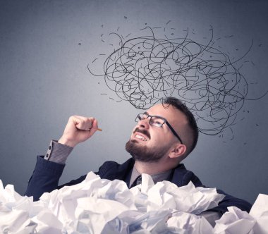 İşadamı buruşuk kağıt üzerinde