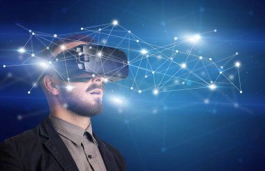 İşadamı ile sanal gerçeklik koruyucu gözlük