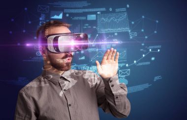 İşadamı ile sanal gerçeklik koruyucu gözlük 