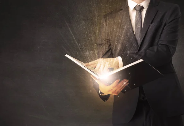 Hombre sosteniendo un libro . —  Fotos de Stock