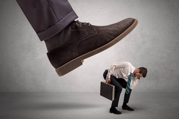 Werknemer bang van de voet van de grote baas — Stockfoto
