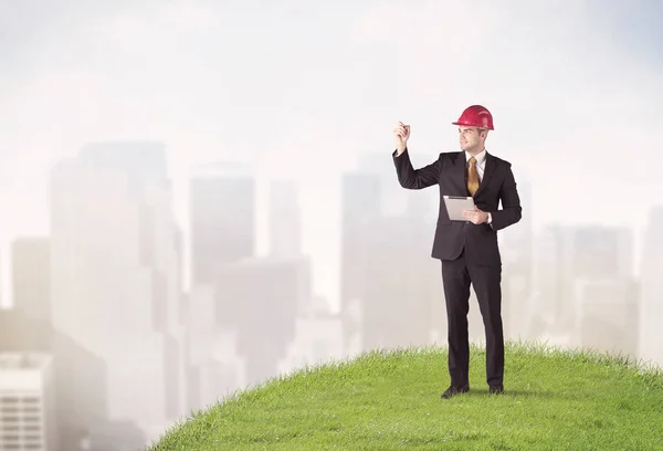 Homem de pé em frente à paisagem da cidade — Fotografia de Stock