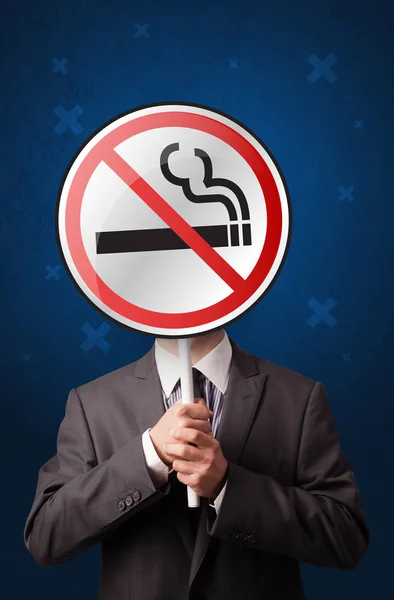 商人拿着禁止吸烟标志 — 图库照片
