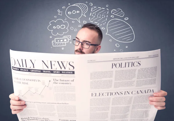 Empresário lendo jornal — Fotografia de Stock