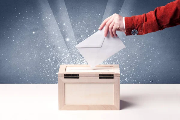Caja de votación con voto de casting de persona — Foto de Stock