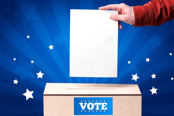 Hand mit Stimmzettel und Holzkiste — Stockfoto