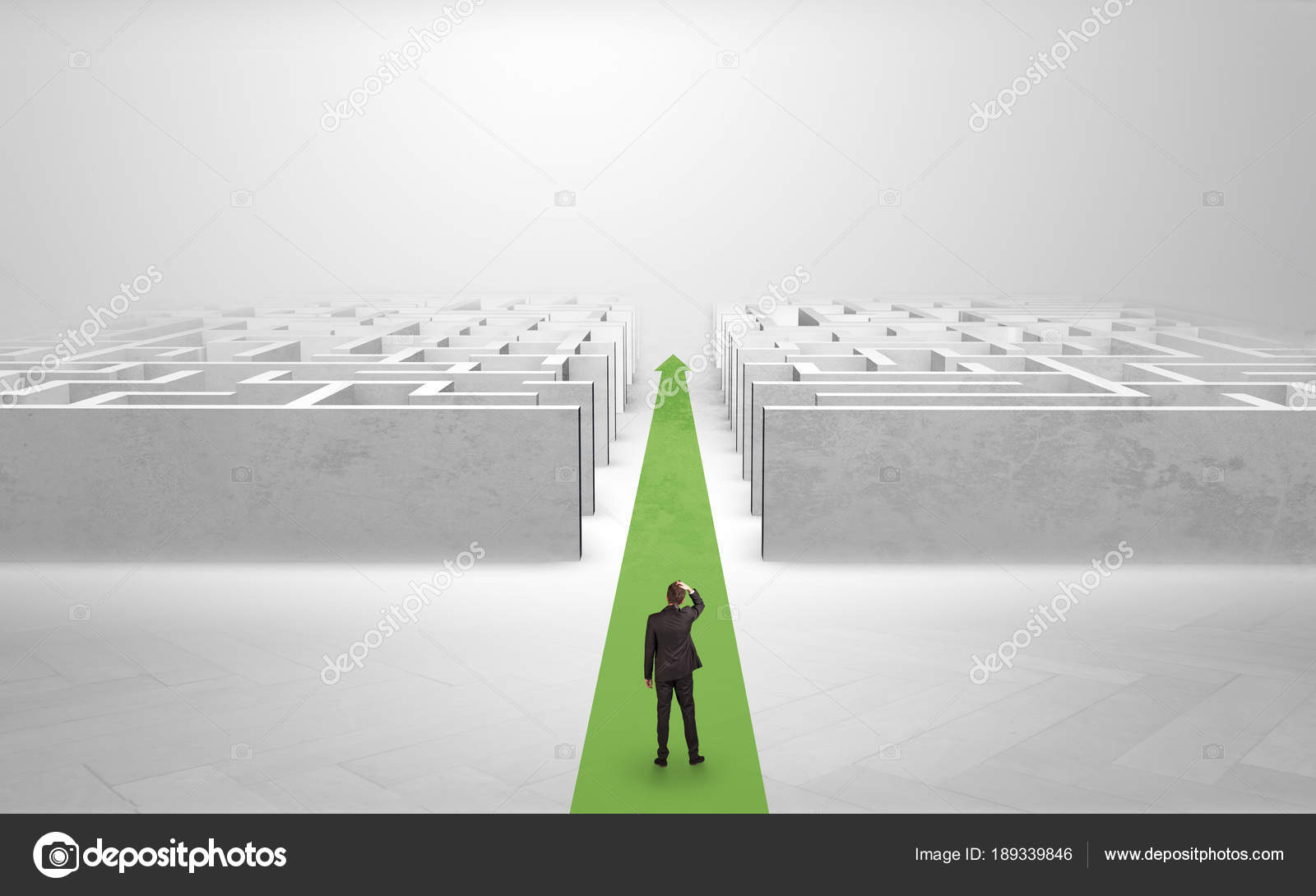 Путь к успеху. Идти напрямую. Человек на дороге. Идти напрямую. Жизненная дорога.