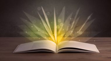 Kitap üzerinde sarı ışık 