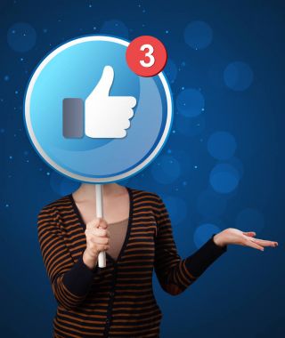 Facebook üye tutan kadın 
