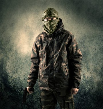 Eski arka plan ağır silahlı bir maskeli asker portresi