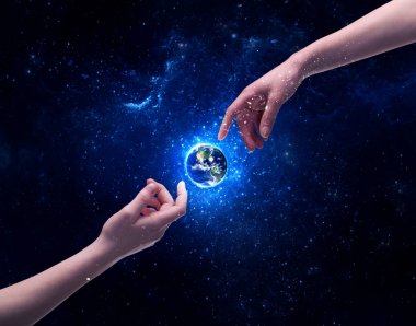 Eller uzayda Dünya 'ya dokunuyor