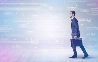 İşadamı ile posta kavramı yürüyüş