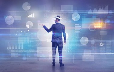 İşadamı vj gözlüklü bir proje denetimi