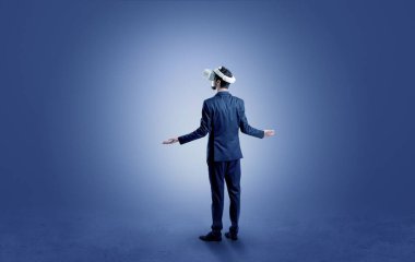 İşadamı vr gözlük ile boş bir odada