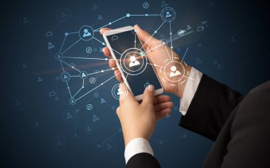 İnsanlar kavramı bağlanmak için Smartphone kullanarak ele