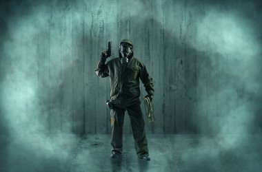 Korkunç adam ahşap bir gecekondu maske ile