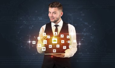 Tablet ve uygulama ile genç işadamı