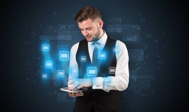 E-posta kavramı ile işadamı ve tablet
