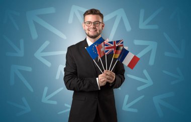 Neşeli çocuk bayrak ve yayla etrafında ayakta