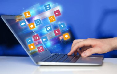 El laptop renkli uygulama simgeler ve semboller kavramı ile kullanma