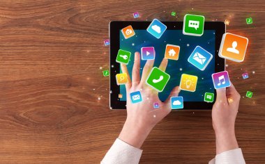 El tablet sıçrama uygulama simgeleri kavramı ile kullanma