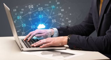El laptop kavramı üzerinde bir sürü mesaj gönderme