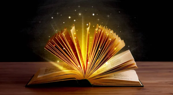 Gele lichten over boek — Stockfoto
