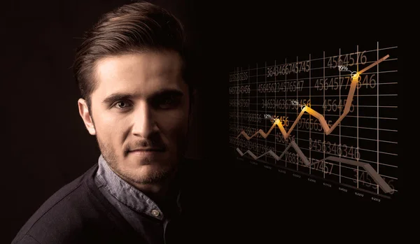 Uomo d'affari felice con un grafico in crescita — Foto Stock