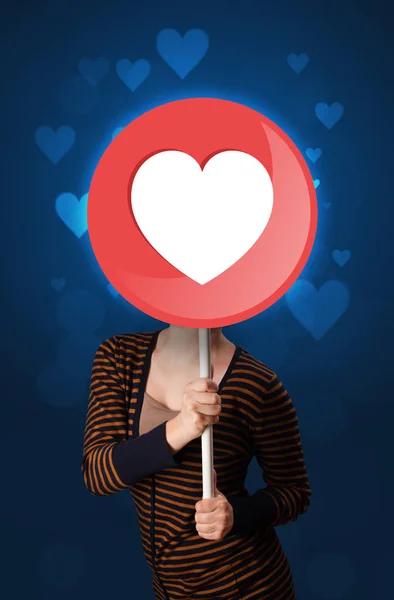Kalp işareti tutan kadın — Stok fotoğraf