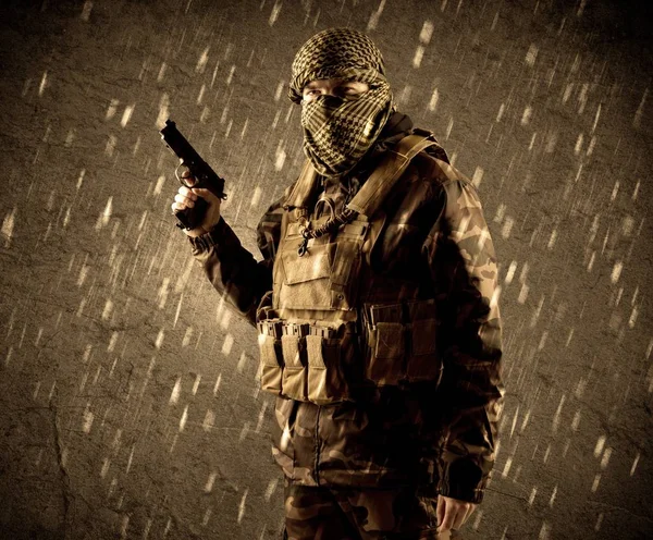 Peligroso soldado terrorista fuertemente armado con máscara sobre fondo gruñón lluvioso — Foto de Stock