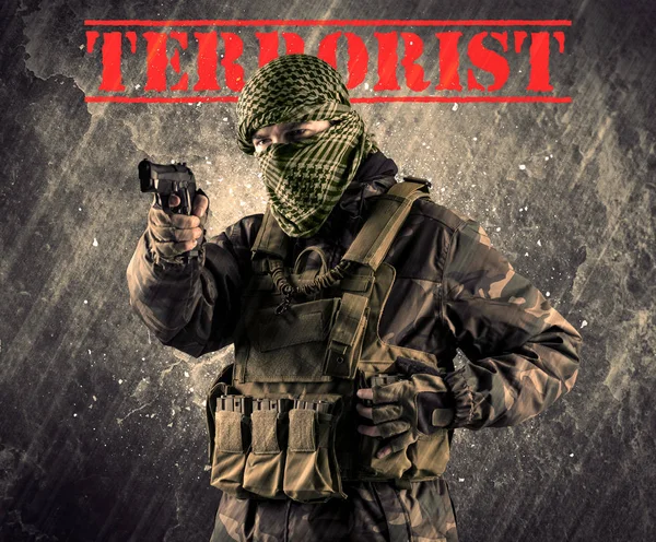 汚れた背景にテロのサイン付きの危険な仮面と武装した男 — ストック写真