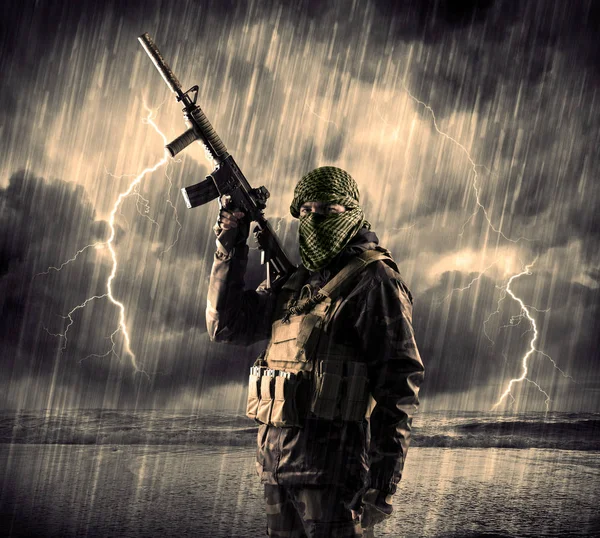 Veszélyes fegyveres terroristák, a maszk és a fegyvert a vihar a villám — Stock Fotó