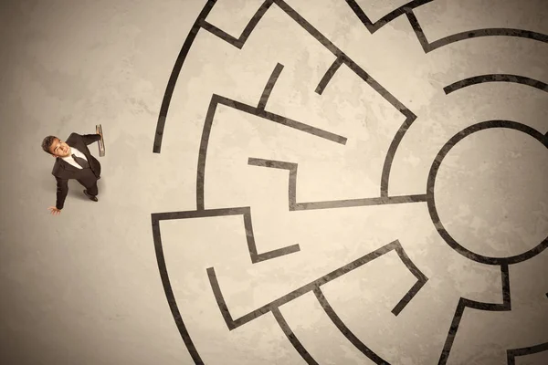 Elveszett üzletember keresi a módját, a kör alakú labirintus — Stock Fotó