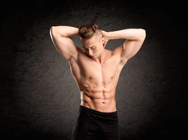 Sexy levantador de pesas chico mostrando músculos — Foto de Stock