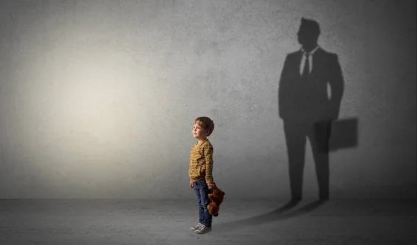 Ragazzino con uomo d'affari ombra — Foto Stock